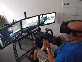 Závodní autotrenažer s VR Oculus
